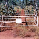 Halls Creek UNNAMED Aboriginal GRAVE at turnoff to Caroline Pool - Photo Kevin Coate (July 1995) Halls Creek